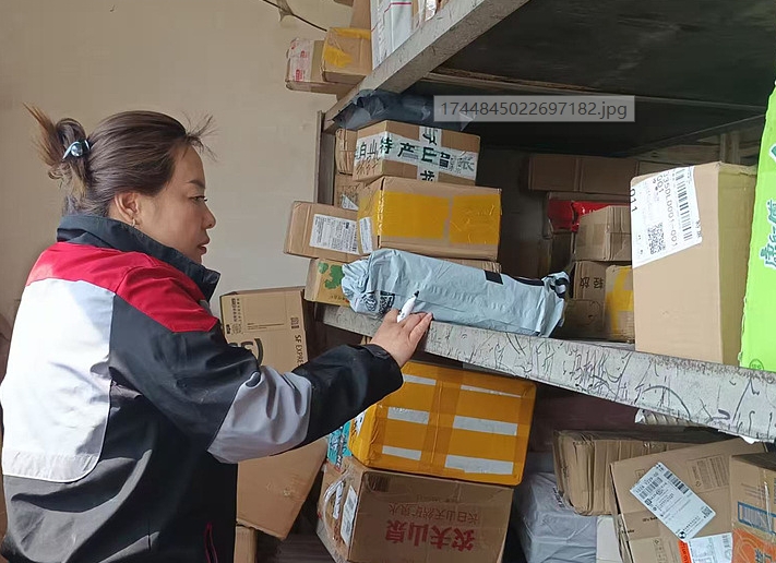 一人一车，女快递员串起深山物流网