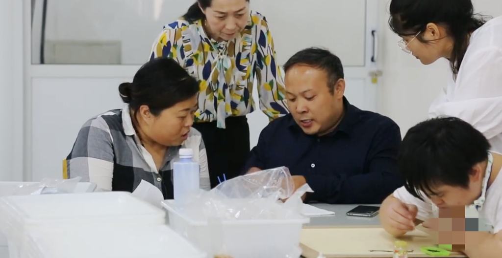 轮椅上的他，用万缕珠线织就万人就业网