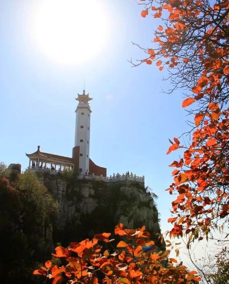 云海为幕，红叶作笺，赴一场狼牙山的秋日邀约